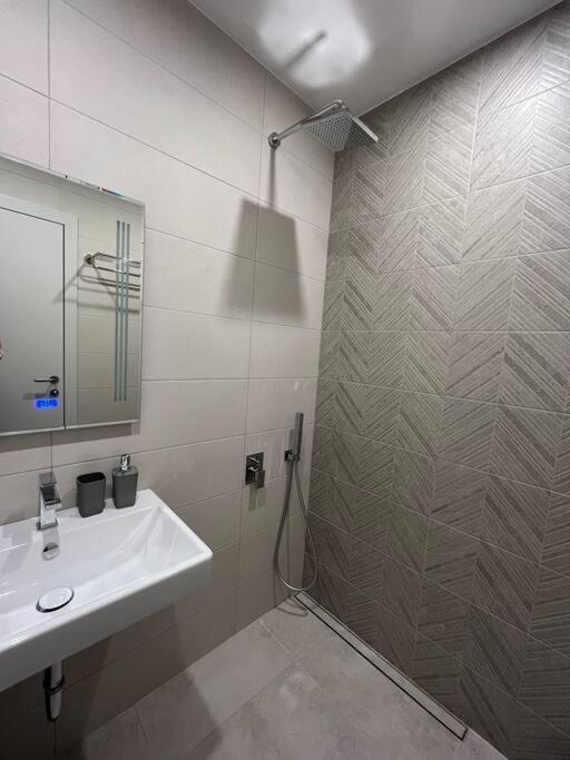 Modern City Center 2 Bedroom Apartment Sofia Exterior photo